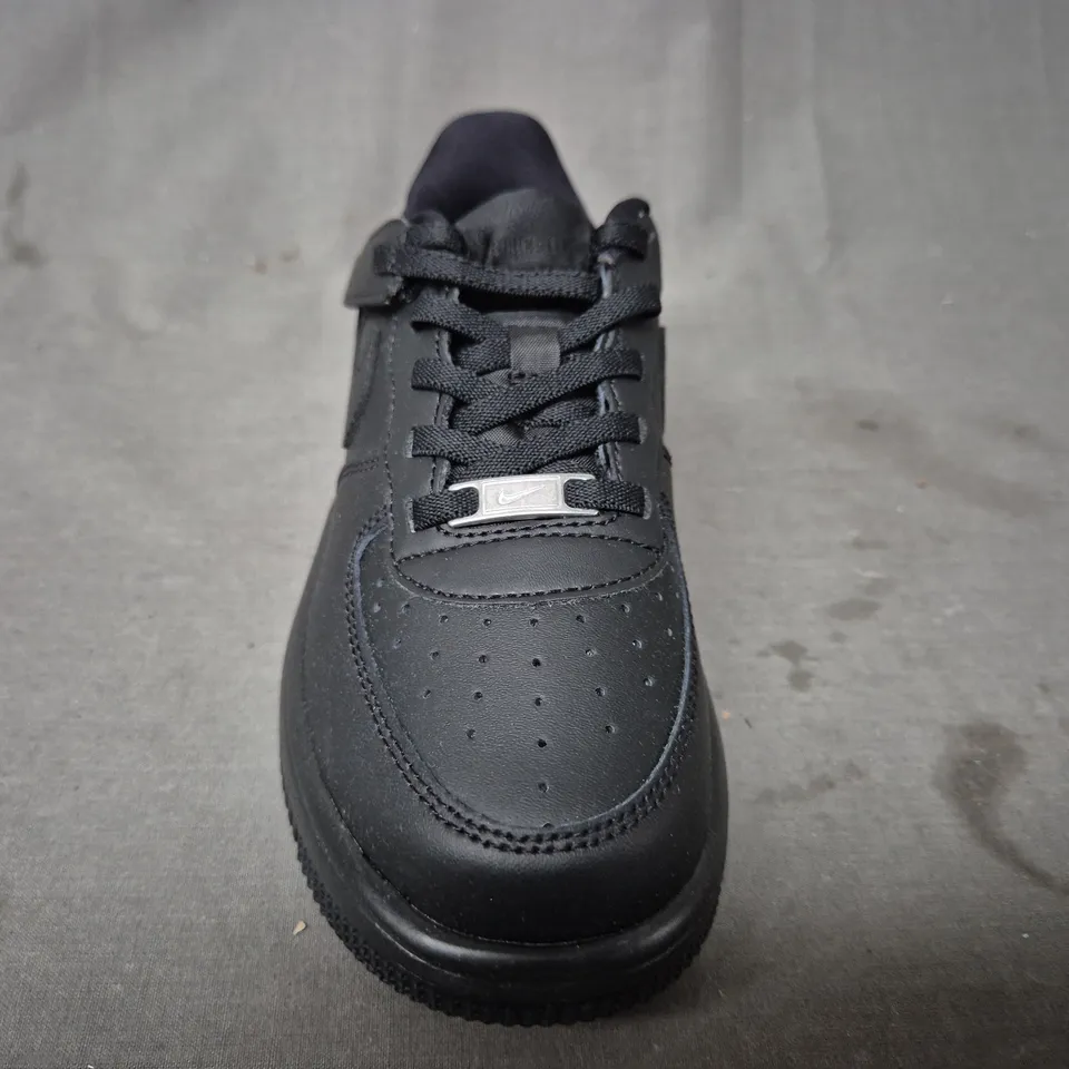 BOXED PAIR OF NIKE FORCE 1 KID'S SHOES IN BLACK UK SIZE 12.5