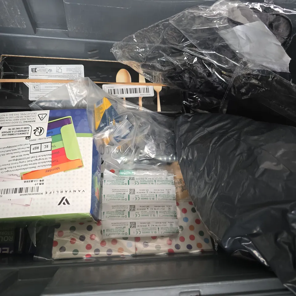 APPROXIMATELY 10 ASSORTED HOUSEHOLD ITEMS TO INCLUDE TABET CASE, STAINLESS CUTLERY SET, GROUT PEN, ETC