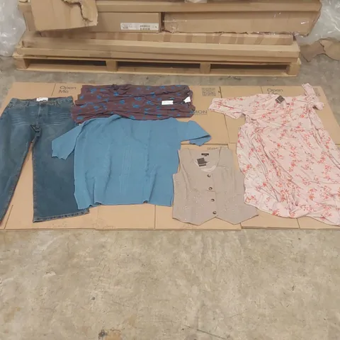 PALLET CONTAINING APPROXIMATELY 450x BRAND NEW ASSORTED DESIGNER CLOTHING ITEMS INCLUDING: SIMPLY BE JEANS, JUMPERS, WAISTCOAT, DRESS, JD WILLIAMS DRESS ECT