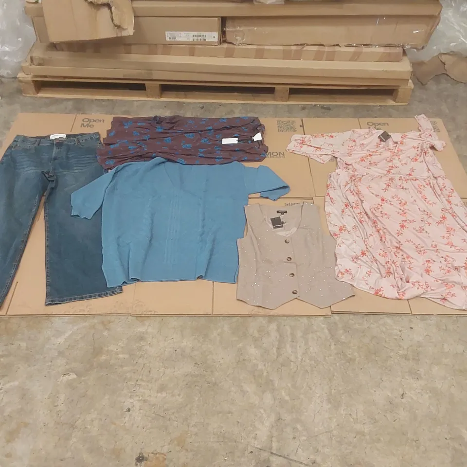PALLET CONTAINING APPROXIMATELY 450x BRAND NEW ASSORTED DESIGNER CLOTHING ITEMS INCLUDING: SIMPLY BE JEANS, JUMPERS, WAISTCOAT, DRESS, JD WILLIAMS DRESS ECT