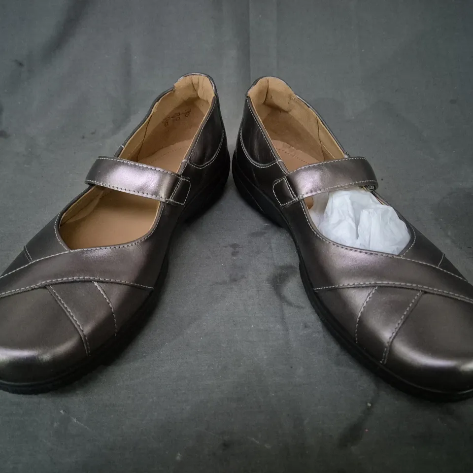 BOXED PAIR OF HOTTER SHOES IN METALLIC PEWTER UK SIZE 6.5