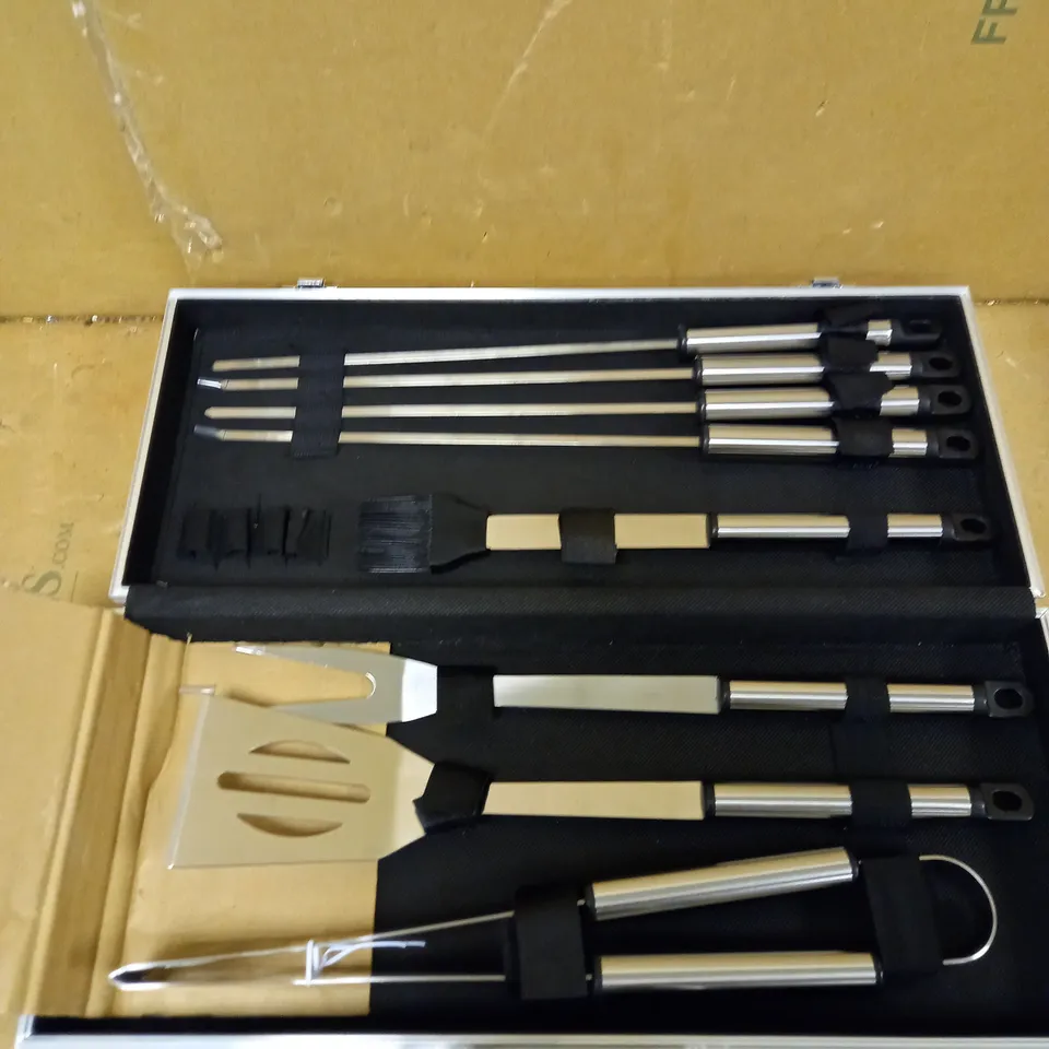 BBQ ACCESSORY SET RRP £20