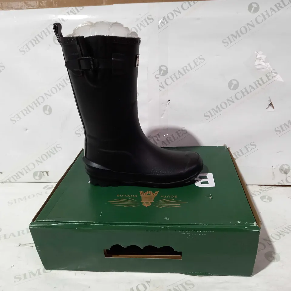 BOXED PAIR OF BARBOUR WELLINGTON BOOTS IN BLACK EU SIZE 32