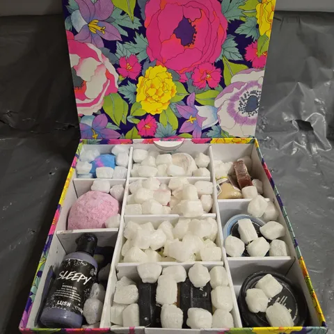 BOX OF APPROX 12 ASSORTED LUSH BATH & BODY ITEMS TO INCLUDE - BODY SCRUB - SHOWER GEL - FOOT LOTION - ETC