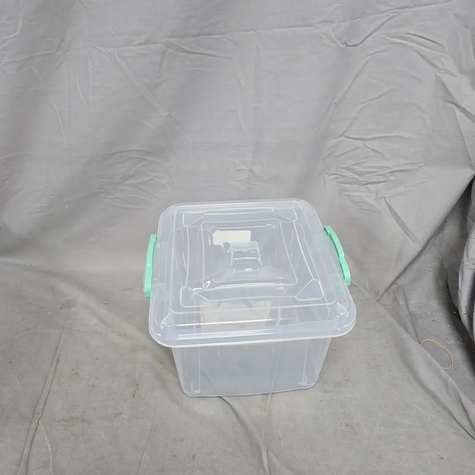 BOX OF APPROXIMATELY 20 HOUSEHOLD ITEMS INCLUDING: METAL SOCKET WITH USB, VEGETABLE CHOPPER AND LARGE PLASTIC CONTAINER