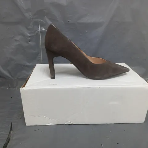 BED DE LISI HIGH HEELED COURT SHOES SUEDE CHOCOLATE SIZE 7