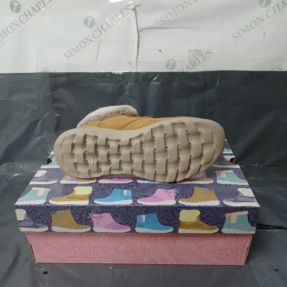 SKECHERS GO WALK ANKLE BOOTS TAN SIZE 6