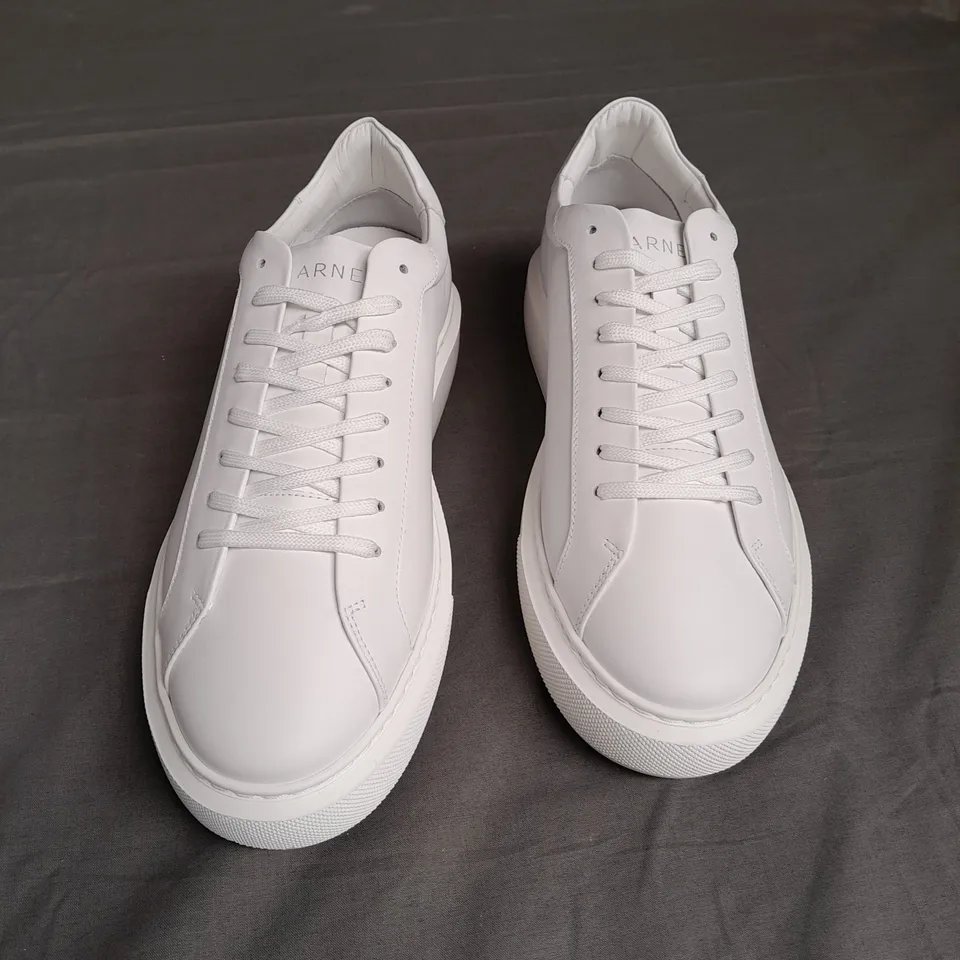 BOXED PAIR OF ARNE ESSENTIAL WHITE LEATHER TRAINERS SIZE UK 9.5