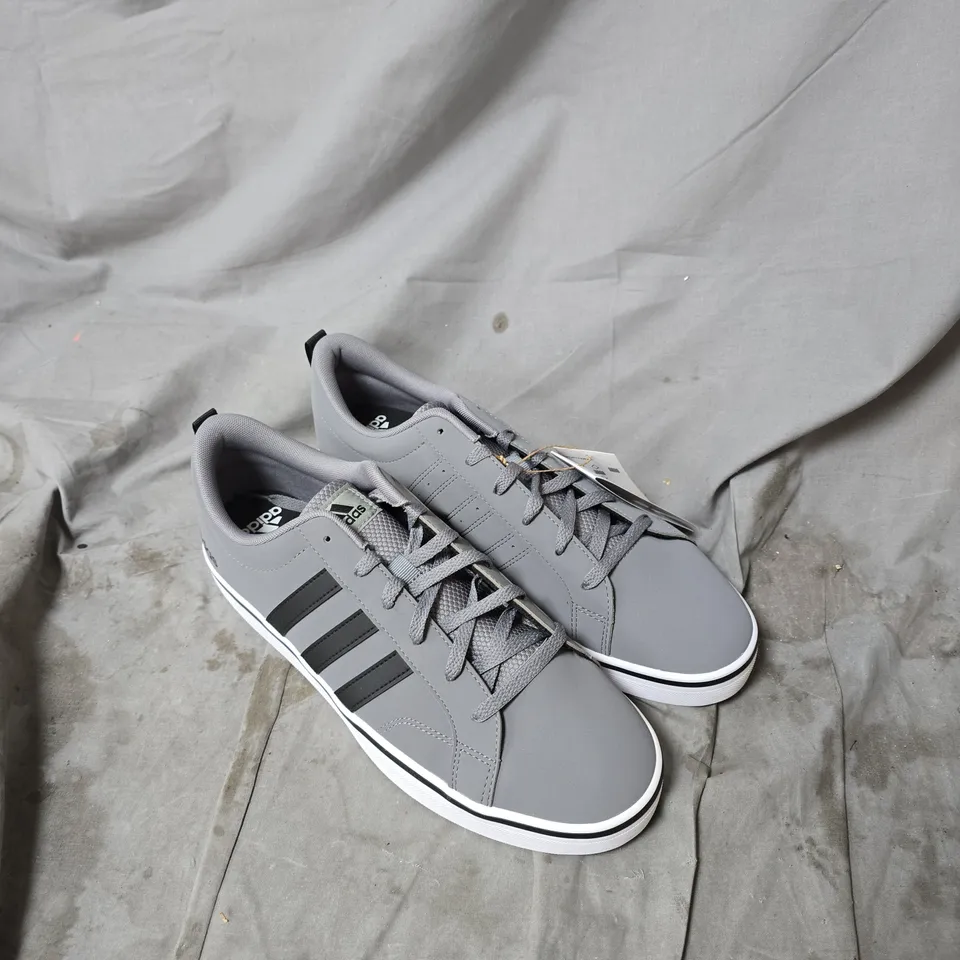 ADIDAS MEN'S GREY SNEAKERS WITH BLACK 3-STRIPE DESIGN SIZE 11.5