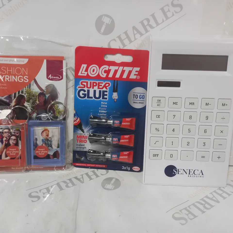 APPROXIMATELY 15 ASSORTED HOUSEHOLD ITEMS TO INCLUDE CALCULATOR, SUPER GLUE, KEYRINGS, ETC