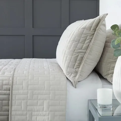 K BY KELLY HOPPEN VELVET REVERSIBLE FILLED BEDSPREAD AND SET OF 2 SHAMS IN TAUPE