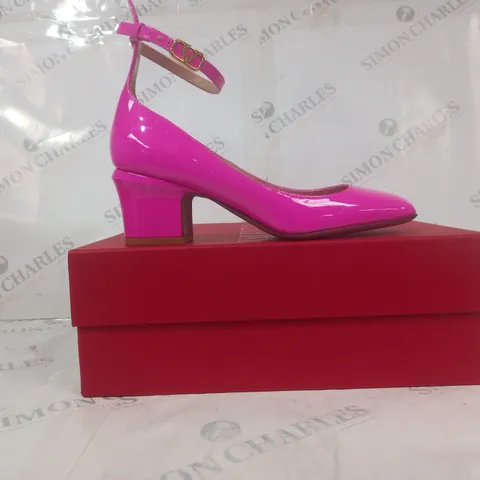 BOXED PAIR OF VALENTINO GARAVANI CLOSED SQUARE TOE ANKLE STRAP BLOCK HEELS IN PINK EU SIZE 37