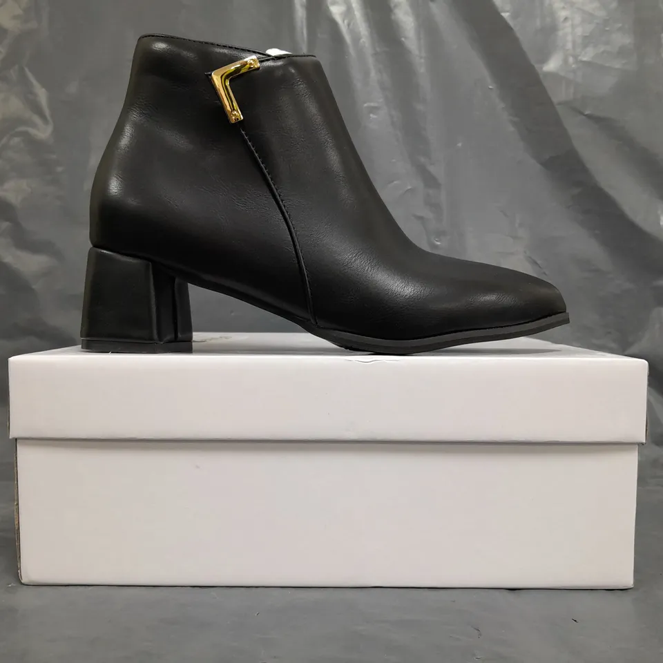 BOXED PAIR OF UBRANDED LOW BLOCK HEEL SIDE-ZIP SHOES IN BLACK SIZE EU 37