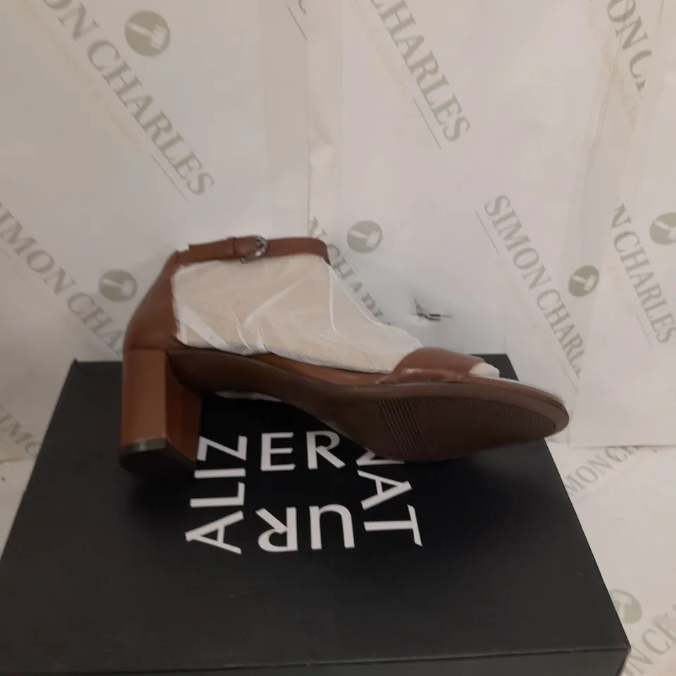 BOXED PAIR OF ALIZER NATURE SIZE 6 TAN SANDAL