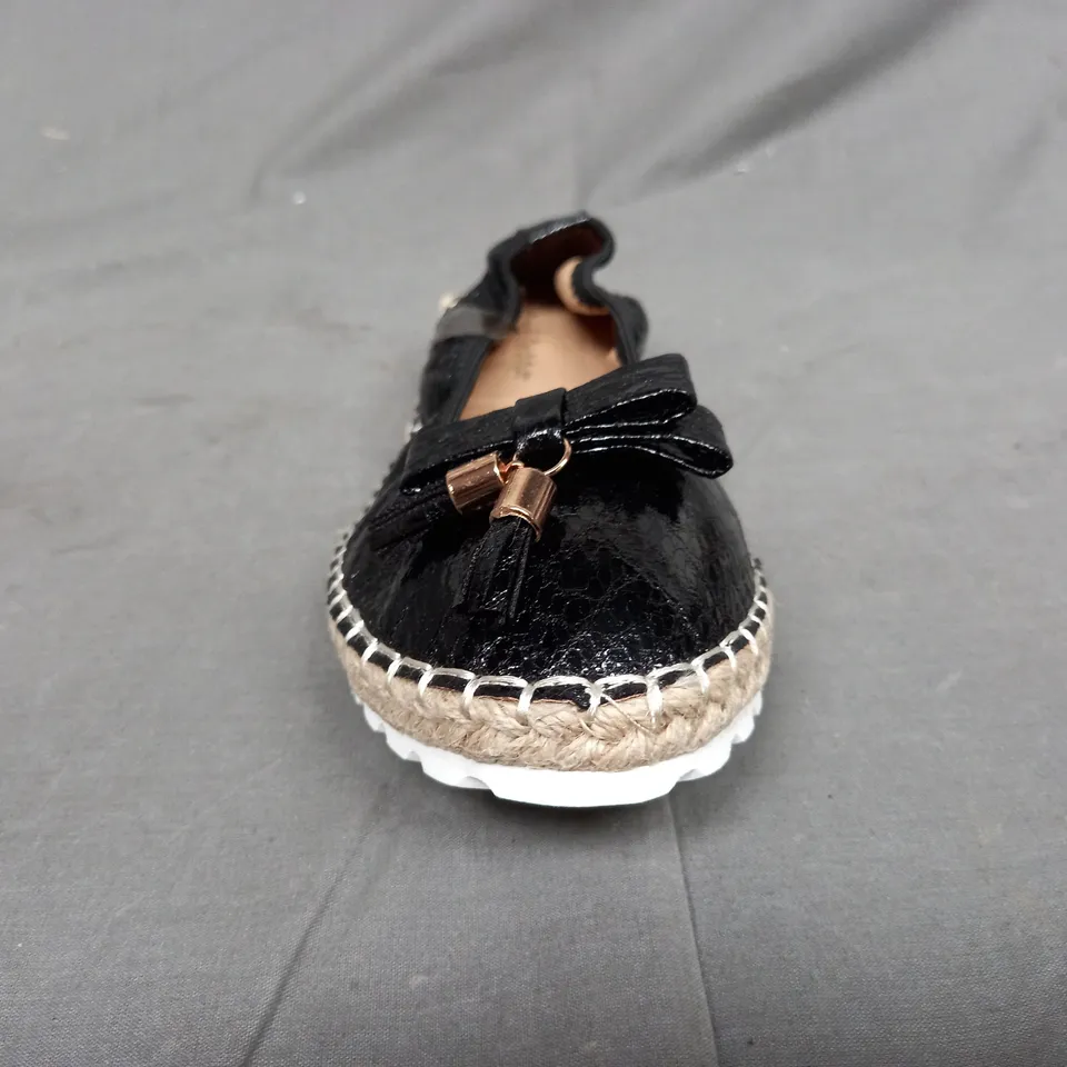 BOX OF APPROXIMATELY 10 PAIRS OF APPLE FOOTWEAR SHOES IN BLACK - VARIOUS SIZES 