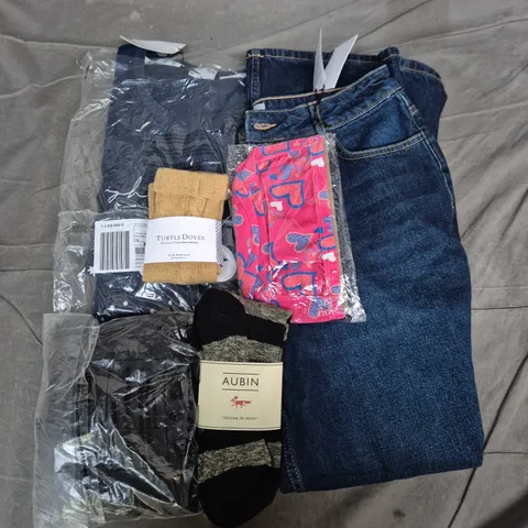 APPROXIMATELY 35 ASSORTED CLOTHING ITEMS IN VARIOUS SIZES, STYLES & COLOURS TO INCLUDE BRANDS SUCH AS AUBIN, TURTLE DOVES, NEW LOOK, ETC - COLLECTION ONLY