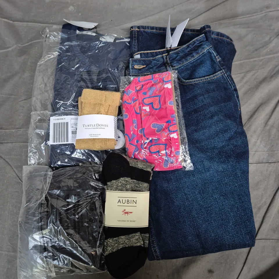 APPROXIMATELY 35 ASSORTED CLOTHING ITEMS IN VARIOUS SIZES, STYLES & COLOURS TO INCLUDE BRANDS SUCH AS AUBIN, TURTLE DOVES, NEW LOOK, ETC - COLLECTION ONLY