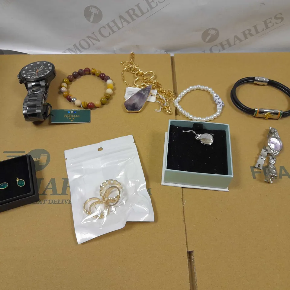 LOT OF APPROXIMATLY 15 ASSORTED JEWELLERY ITEMS TO INCLUDE PERSONALISED NECKLACE, DESIGNER WATCH, STUD EARRINGS ETC