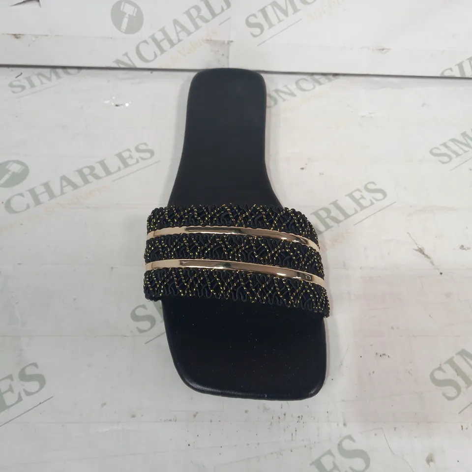 PAIR OF DESIGNER OPEN TOE FLAT SANDALS IN BLACK/GOLD EU SIZE 41