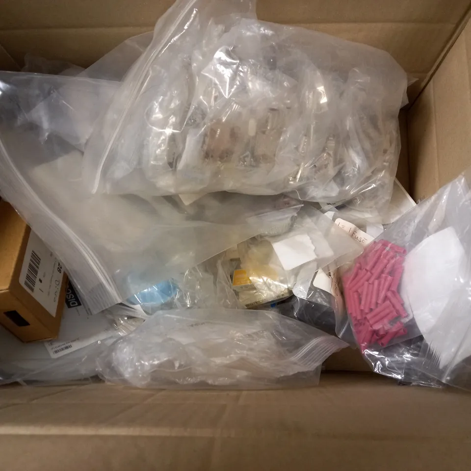 BOX OF APPROXIMATELY 10 ASSORTED ITEMS TO INCLUDE OVEN LAMP, COMPACT LIGHT, TREASURE TAGS ETC