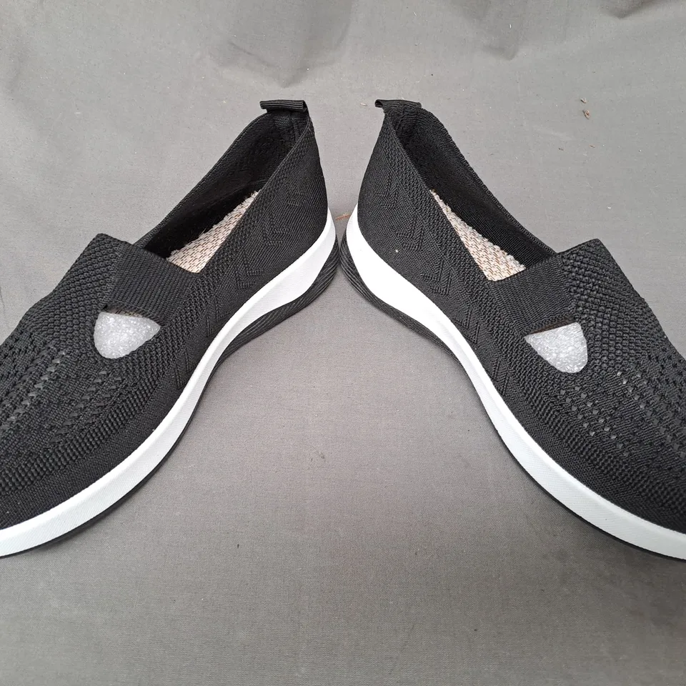 BOXED PAIR OF DESIGNER SHOES IN BLACK EU SIZE 39