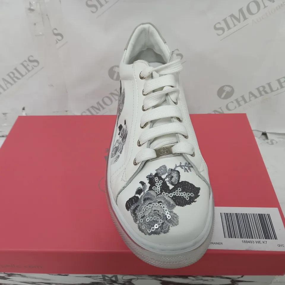 MODA IN PELLE FLORAL PRINT SLAB SOLE TRAINES IN WHITE/BLACK - SIZE 40