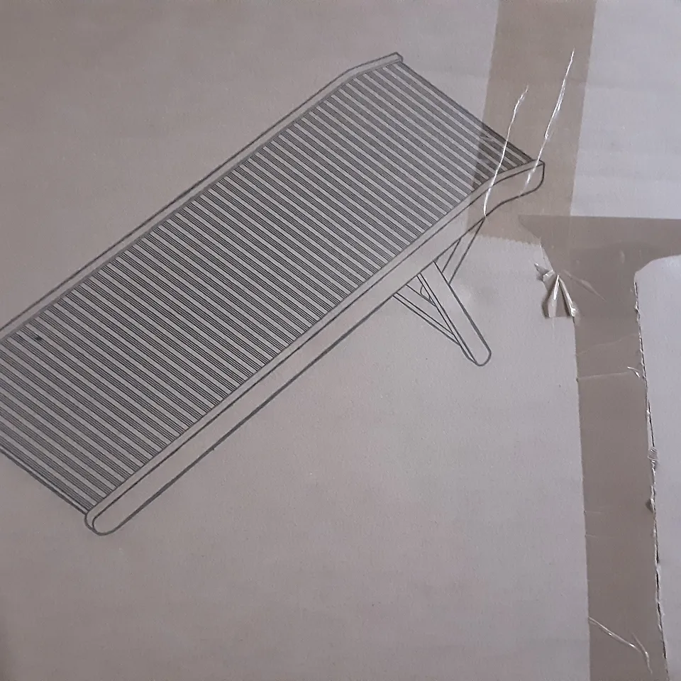 BOXED UP INVERSELY HOME INC PET RAMP IN WHITE 