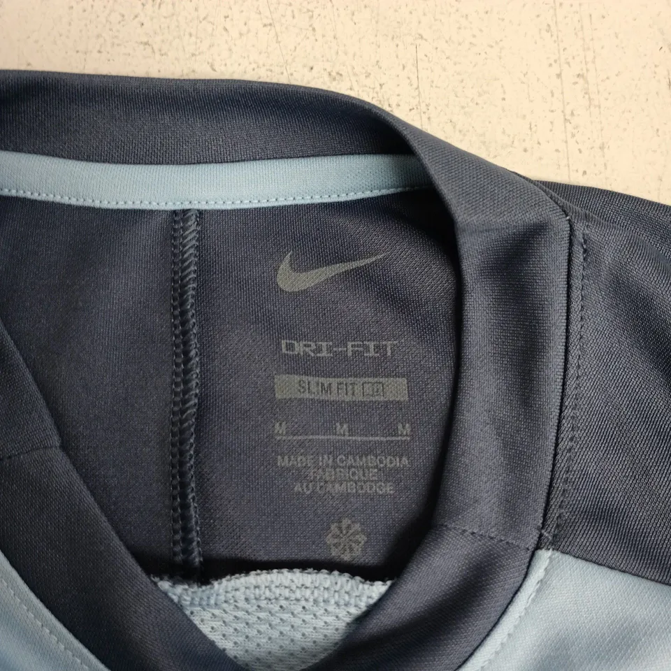 NIKE ACAD TEE DIF/BLISS MENS SLIM FIT TRAINING T‑SHIRT – UK M LIGHT BLUE/NAVY (HJ3791-422)