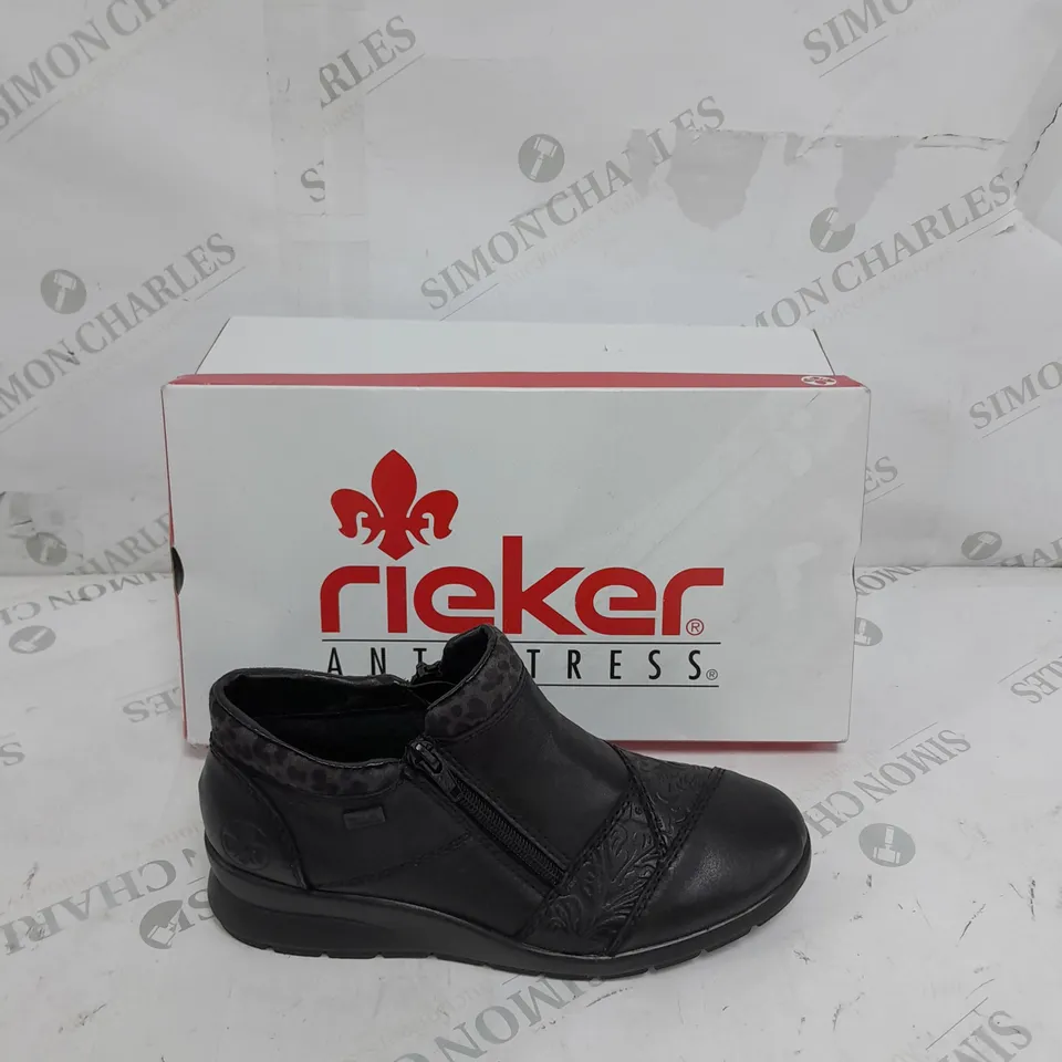 BOXED PAIR OF RIEKER LEATHER DOUBLE ZIP WATER RESISTANT BOOTS IN BLACK SIZE 5