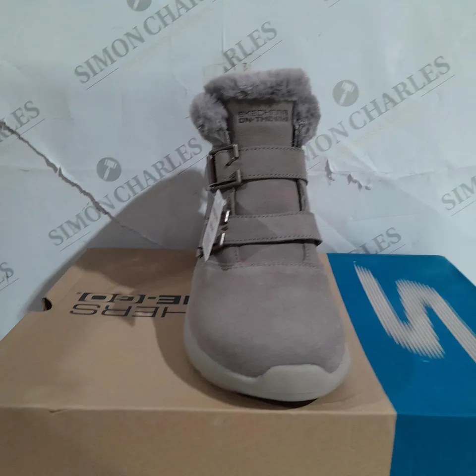 BOXED PAIR OF SKETCHERS ON THE GO WINTER FLING BOOTS UK SIZE 5