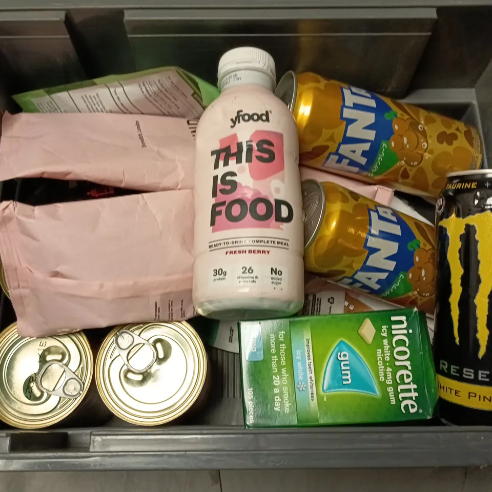 APPROXIMATELY 14 ASSORTED FOOD & DRINK ITEMS TO INCLUDE MONSTER WHITE PINEAPPLE, GRIND HOUSE BLEND, LEAN CAFFEINE, ETC - COLLECTION ONLY