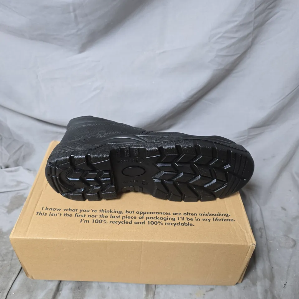 BLACK CHUKKA BOOT BOXED SIZE 7