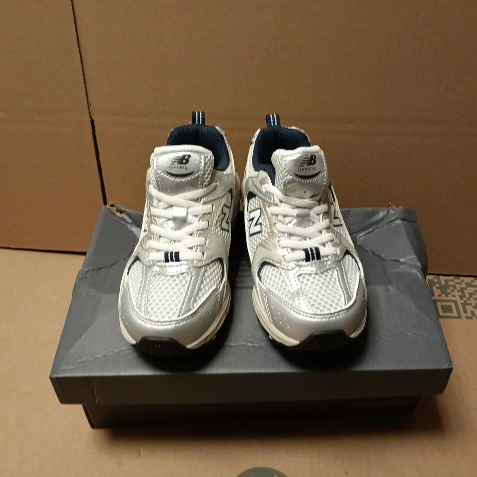BOXED PAIR OF NEW BALANCE KIDS RUNNING TRAINERS IN WHITE/SILVER - UK 10.5
