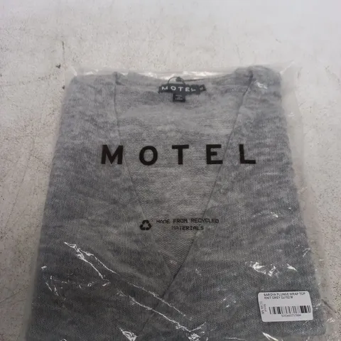 MOTEL SAROYA PLUNGE WRAP TOP – KNIT GREY, UK SIZE M
