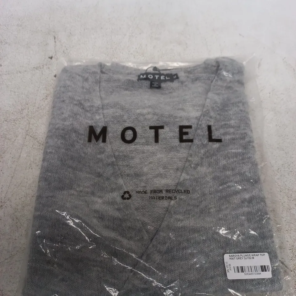 MOTEL SAROYA PLUNGE WRAP TOP – KNIT GREY, UK SIZE M