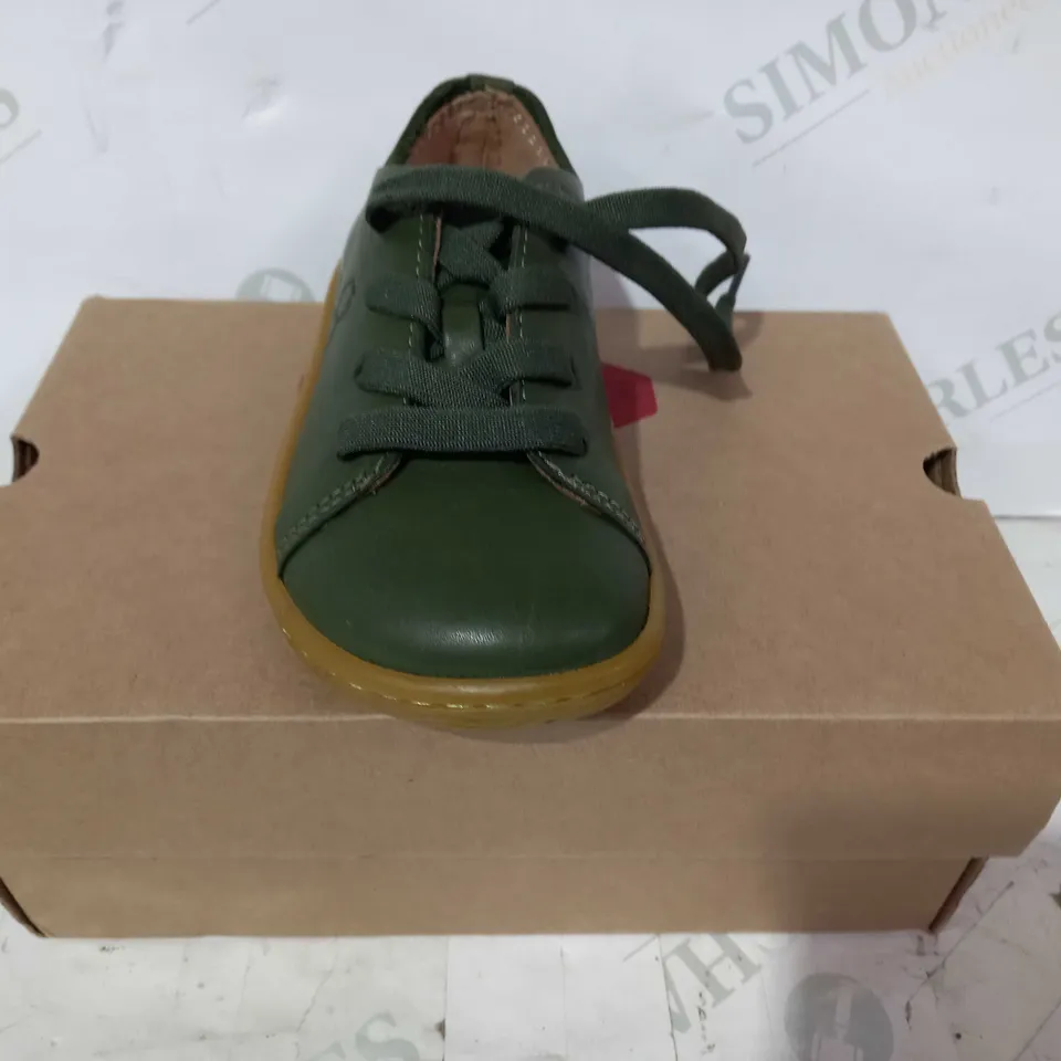 BOXED PAIR OF VIVO BAREFOOT ADDIS K LEATHER SHOES IN GREEN EU SIZE 25