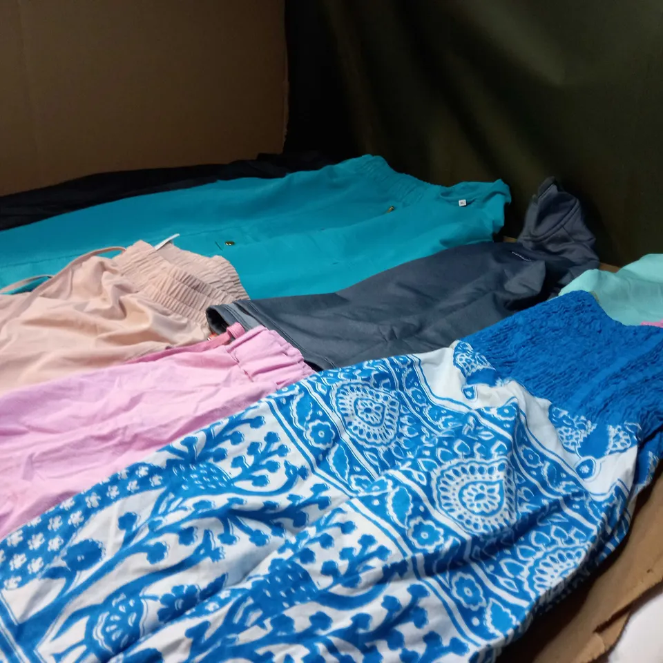 LOT OF APPROX 25 ASSORTED CLOTHING ITEMS VARYING IN SIZE/COLOUR/STYLE TO INCLUDE: TROUSERS, TOPS, DRESSES