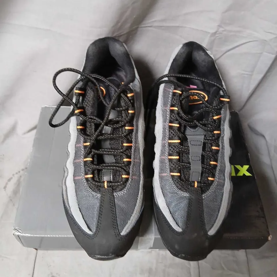 NIKE AIR MAX 95 OG SNEAKERS – UK7 (US 8) BLACK/SUNDIAL-ANTHRACITE