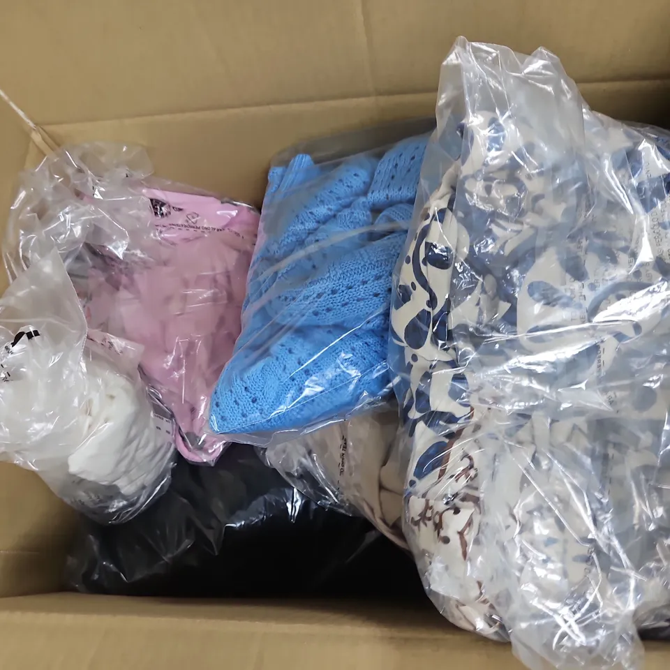 APPROXIMATELY 13 ASSORTED BAGGED PIECES OF CLOTHING IN VARIOUS STYLES, SIZES, AND BRANDS TO INCLUDE DRESS, TROUSERS, JEANS, ETC