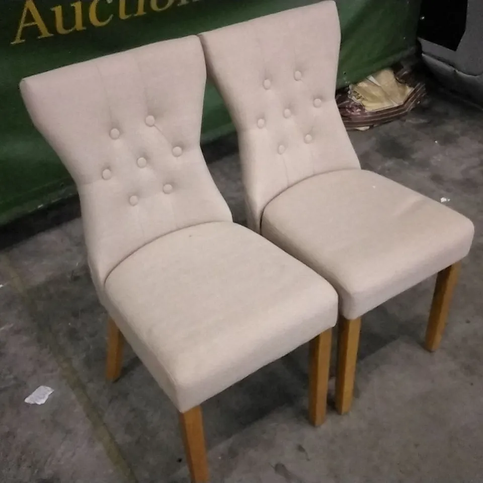 SET OF 2 BEIGE FABRIC BUTTONBACK DINING CHAIRS WITH WOODEN LEGS 