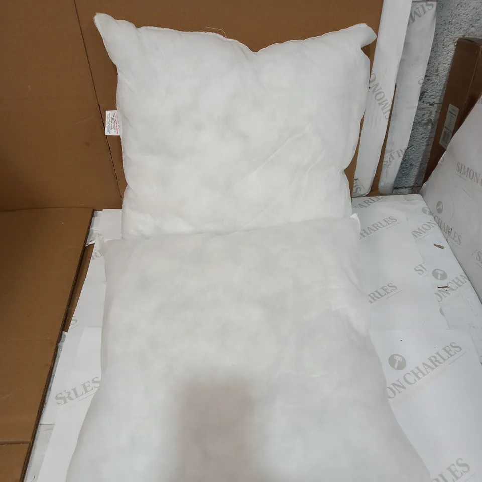 PAIR OF SQUARE CUSHIONS APPROX 35X35CM