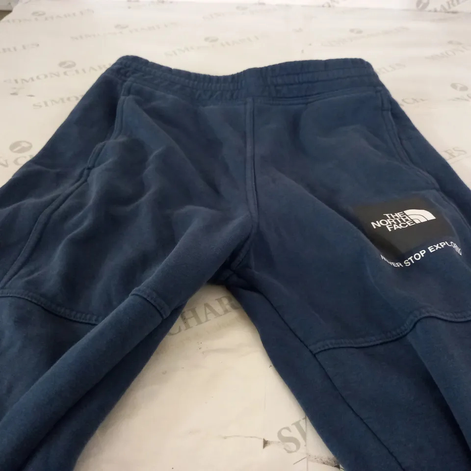 THE NOTH FACE PRINTED LOGO SWEATPANTS IN NAVY - SMALL