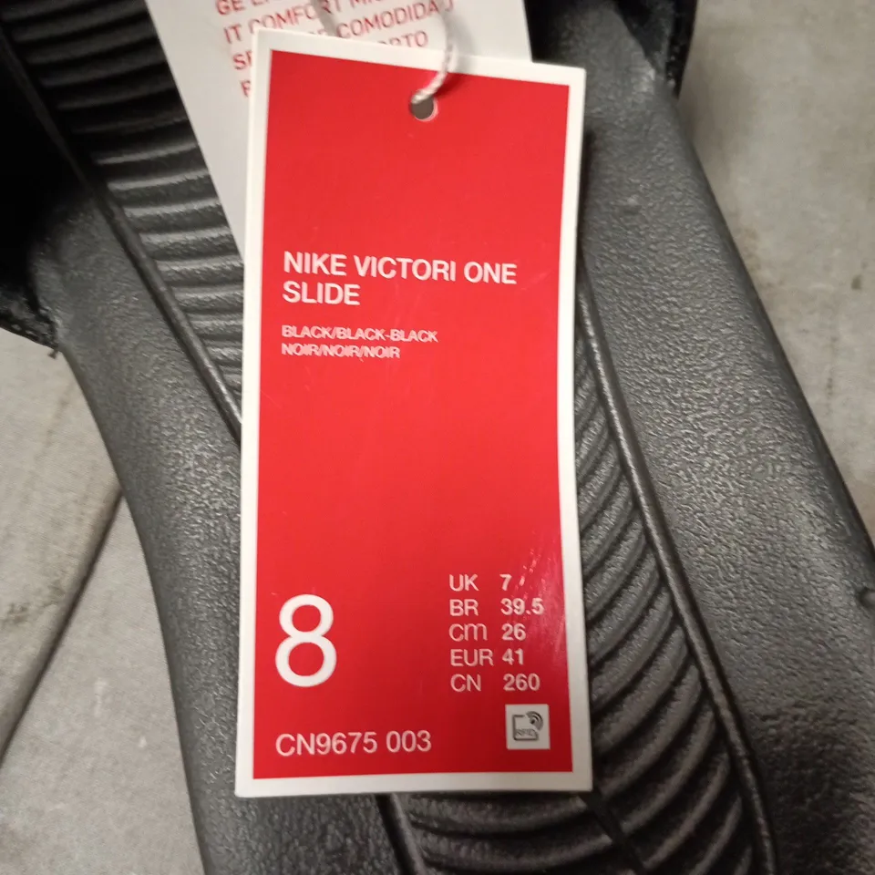 NIKE VICTORI ONE SLIDE SANDALS – BLACK, UK 7 (EU 41)