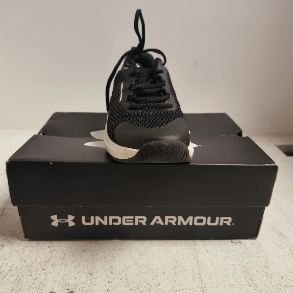 BOXED PAIR OF UNDER ARMOUR TRAINERS IN BLACK/WHITE SIZE UK 4.5