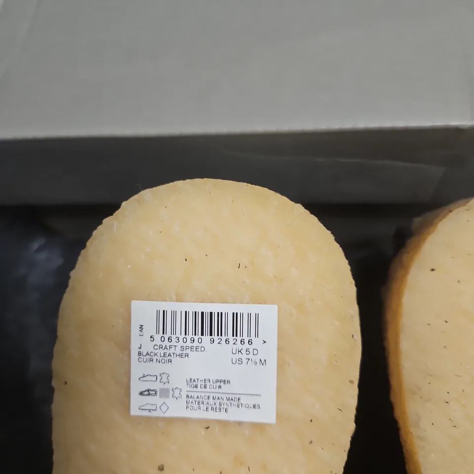 CLARKS SIGNATURE LEATHER TRAINERS – MEN'S, UK 5 (US 7.5)