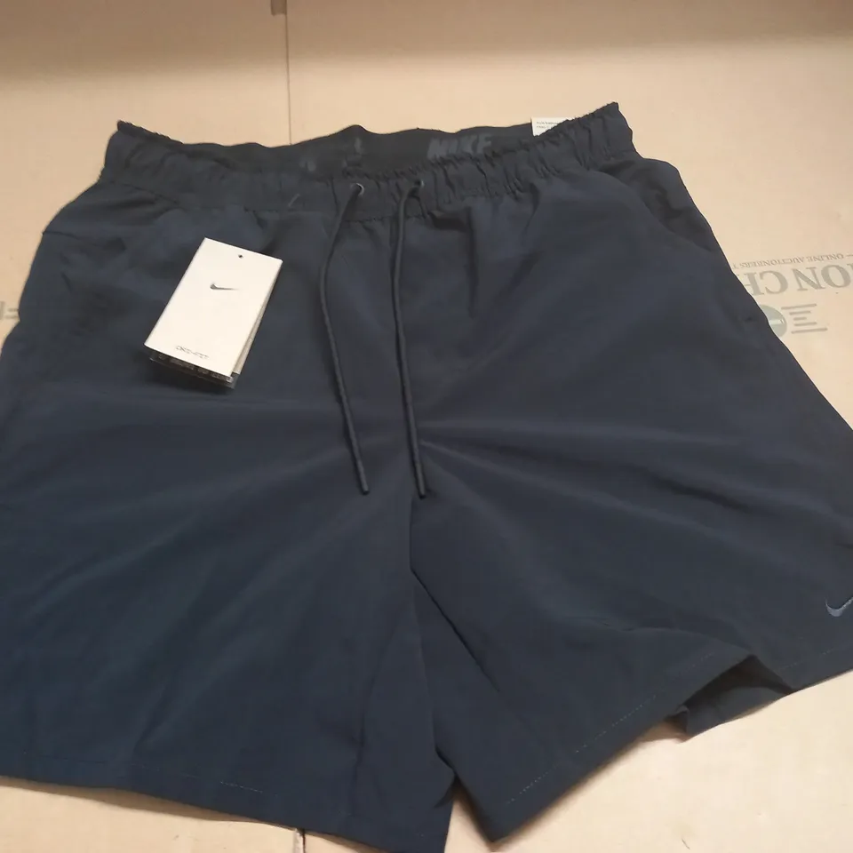 NIKE BLACK SHORTS - M