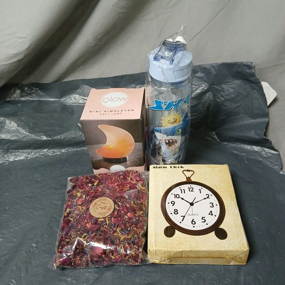 APPROXIMATELY 15 ASSORTED ITEMS TO INCLUDE SHARK WATER BOTTLE, ALARM CLOCK, CONFETTI, SALT LAMP ETC