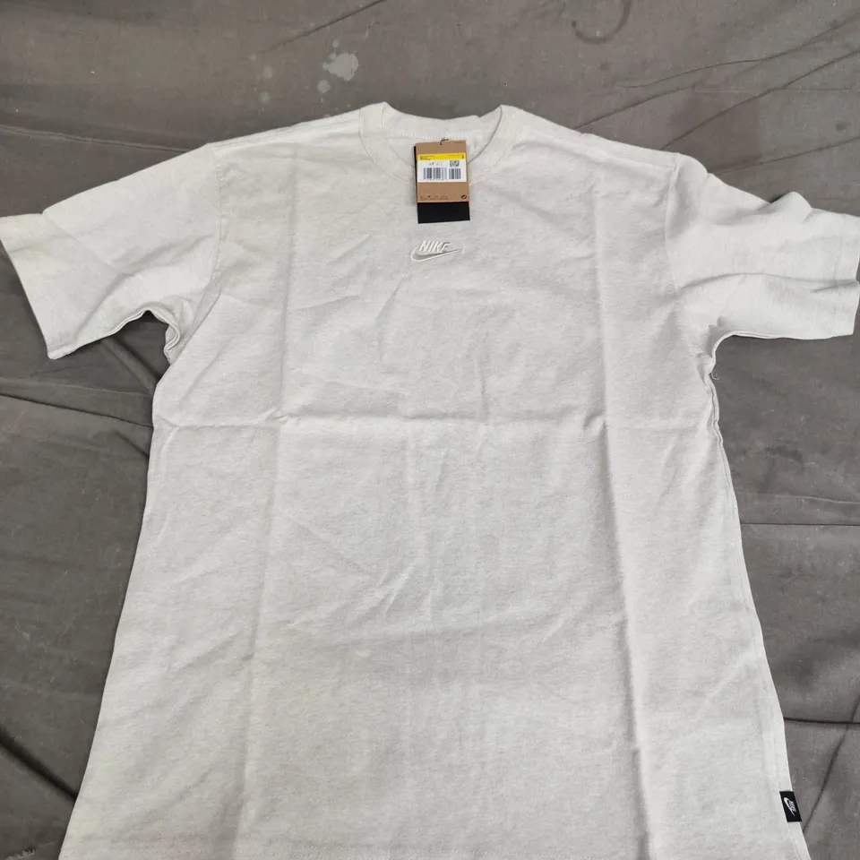 NIKE THE NIKE TEE IN GREY - SMALL