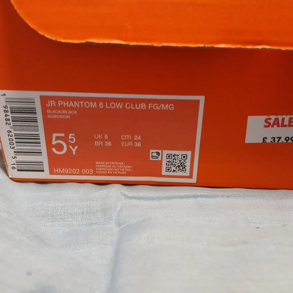 NIKE PHANTOM 6 LOW CLUB JR FOOTBALL BOOTS – BLACK/BLACK, UK YOUTH 5 (EU 38) – WITH BOX