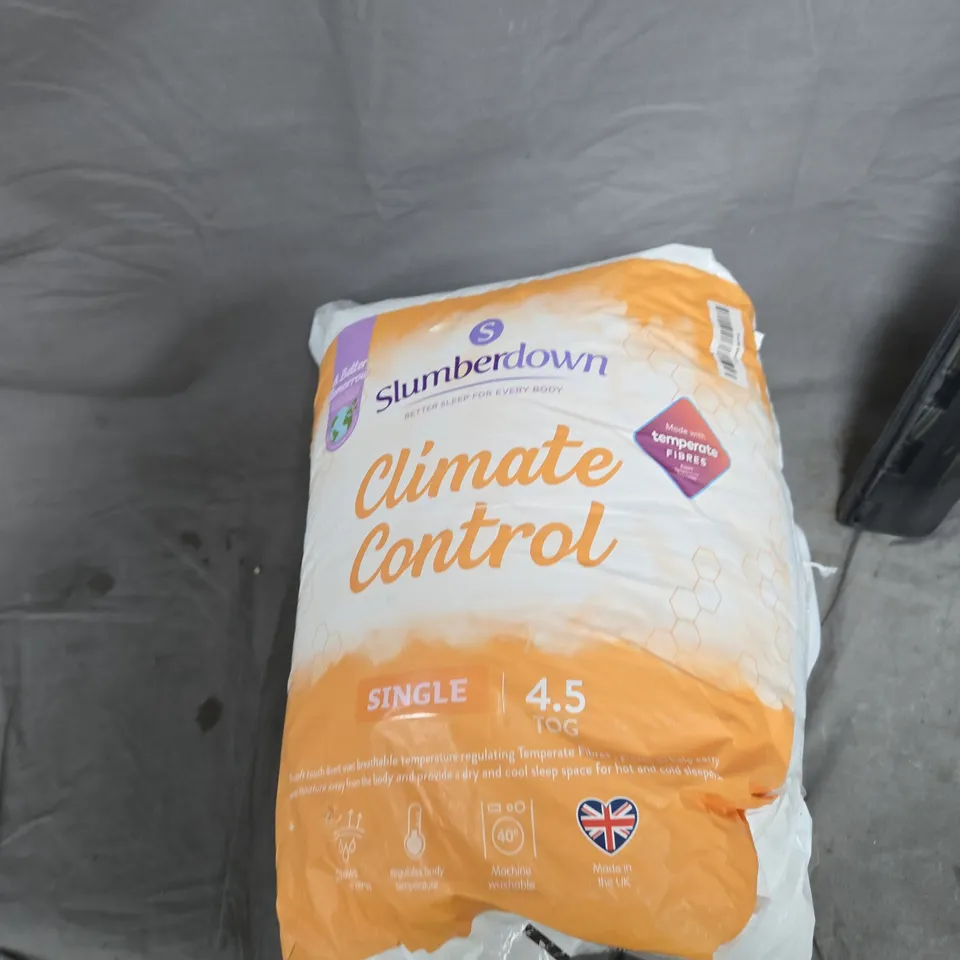 BOX OF APPROXIMATELY 12 ASSORTED ITEMS TO INCLUDE: QUILT AND STEPLADDER